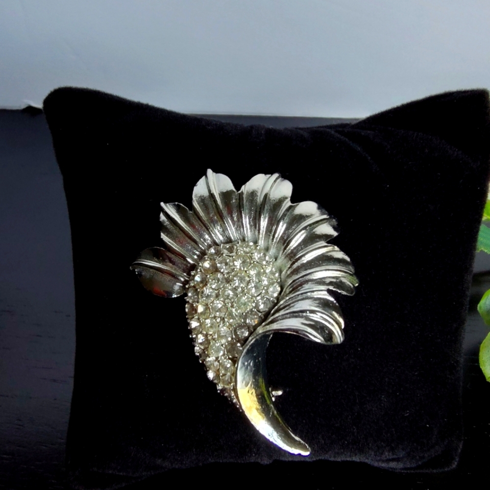 Chic Vintage Silver Leaf Brooch with Crystals